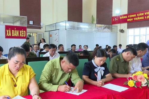 60 người dân xã Bản Xèo tham gia hội nghị lấy ý kiến về xây dựng 'xã, phường không ma túy'