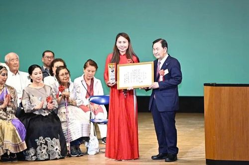 Đại diện Việt Nam nhận Giải thưởng 'Cộng đồng cho Công dân toàn cầu'