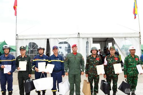 Trao Huân chương 'Anh hùng Venezuela' tặng Đoàn cứu nạn, cứu hộ Việt Nam