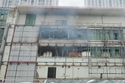 Cháy tòa nhà 5 tầng đang tháo dỡ ở phường Hà Đông