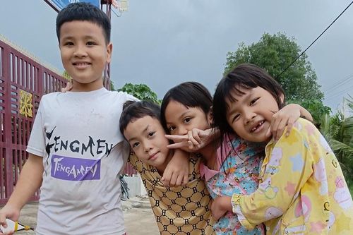 Những cháu bé dễ thương gần nhà thờ Cha Diệp