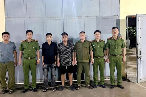 Mang 'hàng' đi giải quyết mâu thuẫn tình cảm, Lâm Văn Quốc (SN 2005) và Nguyễn Văn Phúc (SN 2004) bị bắt