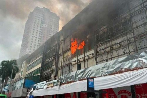 Cháy ngùn ngụt ở siêu thị điện máy cũ trên phố Hà Nội