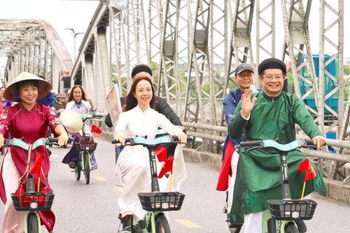 'Áo dài qua phố' lan tỏa thông điệp bảo vệ môi trường