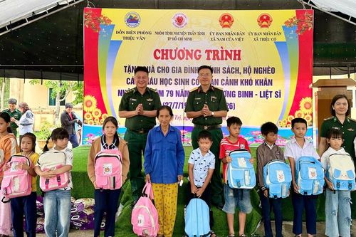 Người lính 'quân hàm xanh' mang hàng trăm món quà đến vùng biển bãi ngang