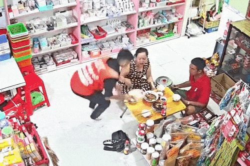 Shipper miền Tây tự bới tô cơm ăn cùng nhà 'khách ruột' gây sốt