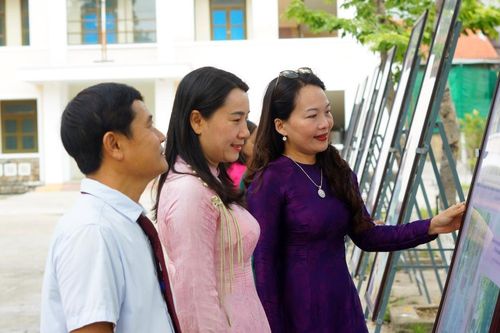 Hơn 100 tư liệu, hình ảnh kể chuyện áo dài học đường Huế