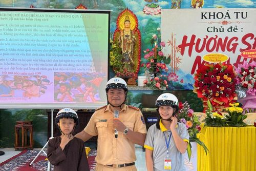 Tuyên truyền an toàn giao thông cho hàng trăm tu sĩ, phật tử tham gia khóa tu