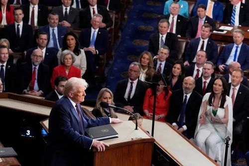 Tổng thống Trump thúc giục quốc hội 'bật đèn xanh' cho gói chi quốc phòng khổng lồ