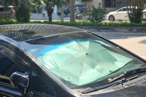 Tấm che nắng kính lái ô tô: Phụ kiện giá rẻ có thực sự chống nóng hiệu quả?