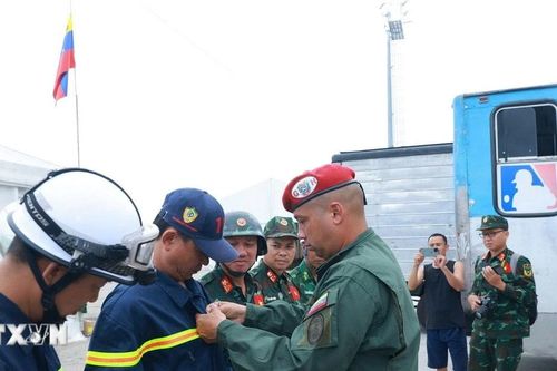 Đoàn cứu nạn, cứu hộ Việt Nam được trao tặng Huy chương 'Anh hùng Venezuela'