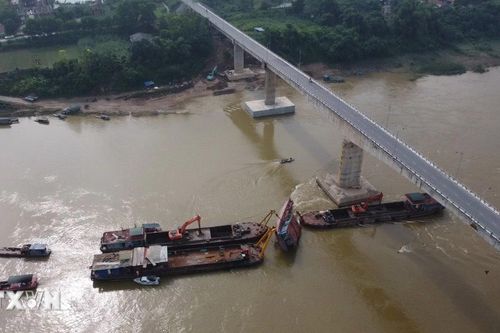 Phú Thọ: Khẩn trương trục vớt hai tàu hàng bị chìm trên sông Lô