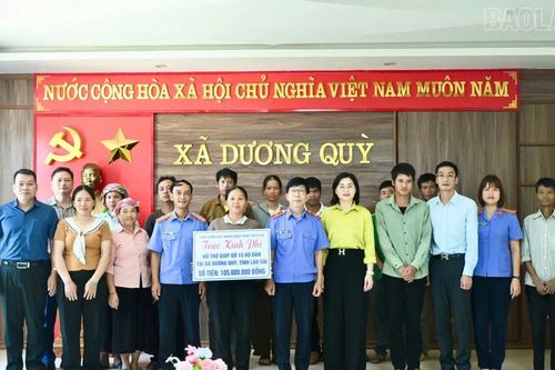 Viện Kiểm sát nhân dân tỉnh Lào Cai trao kinh phí hỗ trợ 15 hộ dân có hoàn cảnh khó khăn tại xã Dương Quỳ