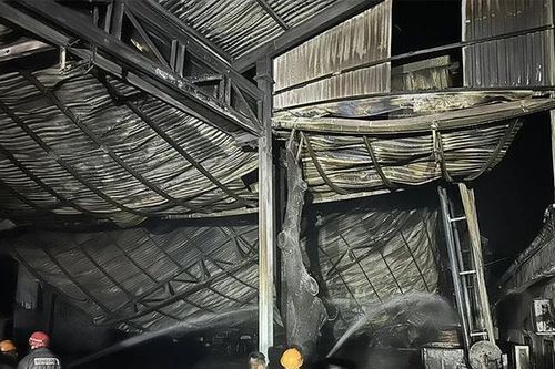 Vụ cháy tại Công ty Cổ phần Đông Á làm hư hỏng hơn 100m2 nhà kho