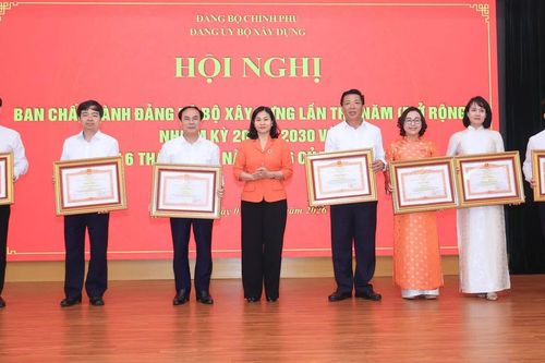 Nhiều tập thể, cá nhân ngành Xây dựng đón nhận danh hiệu thi đua, khen thưởng cao quý