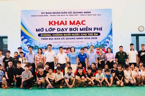Xã Quang Minh khai mạc lớp dạy bơi miễn phí phòng, chống đuối nước cho trẻ em năm 2026