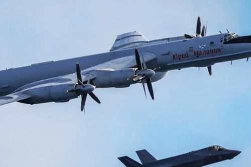 Máy bay Tu-142 Nga thả phao sonar áp sát nhóm tàu sân bay Anh