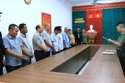 Khởi tố, bắt tạm giam 2 Phó Chủ tịch xã cùng 10 bị can