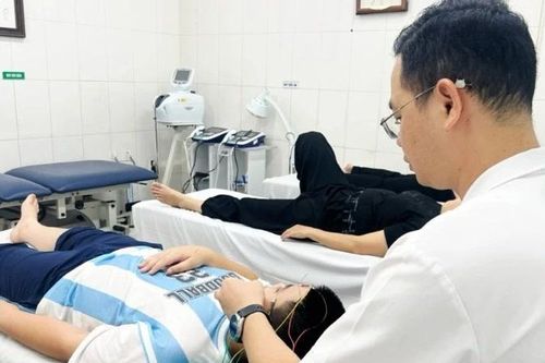 Đừng chủ quan khi con méo miệng, nhắm mắt không kín