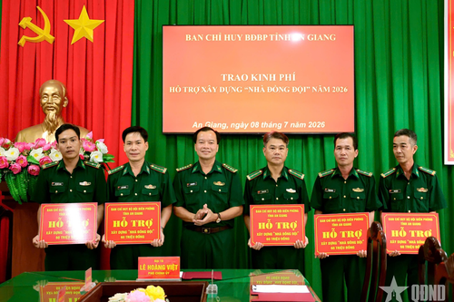 Ban chỉ huy Bộ đội Biên phòng tỉnh An Giang: Trao kinh phí hỗ trợ xây dựng 5 'Nhà đồng đội'