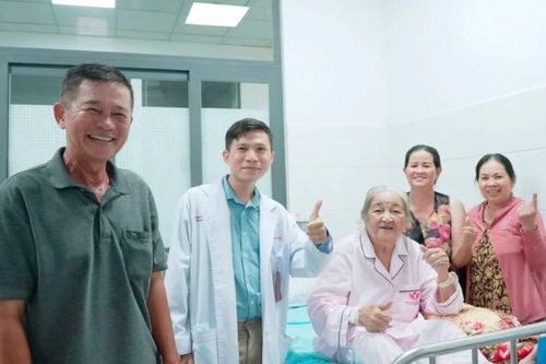 Phẫu thuật thành công nấm xoang bướm xâm lấn nền sọ cho cụ bà 78 tuổi