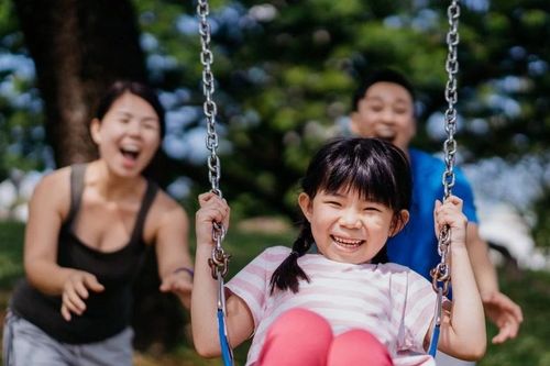 Dạy con từ va chạm nhỏ nơi công cộng