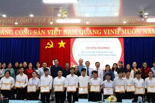 Trung tâm Giáo dục thường xuyên Cà Mau tuyên dương học viên đạt thành tích