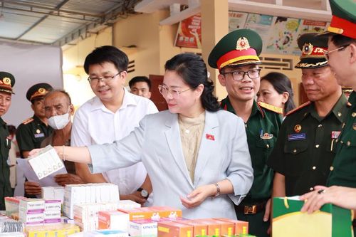 Khám, cấp thuốc miễn phí cho hơn 600 người dân vùng biên giới Việt - Lào