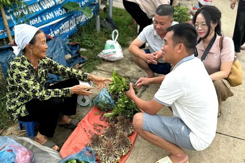 Khu chợ cách Hà Nội 120km bán nhiều đặc sản độc lạ, có thức quà giá chỉ 2 nghìn