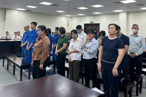 16 bị cáo hầu tòa trong vụ nhận hối lộ 'chạy' cấp phép hành nghề y, dược tại Hà Nội