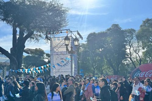 Cổ động viên bùng nổ cảm xúc sau chiến thắng của Argentina trước Ai Cập