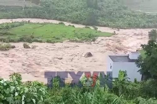 Lai Châu: Lũ dữ khiến ngôi nhà 2 tầng nằm bên bờ suối đổ sập