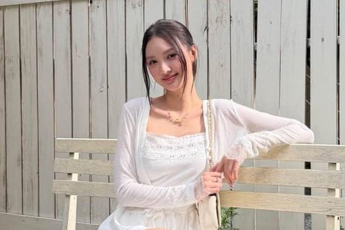 Cẩm Ly diện váy ngắn hai dây khoe trọn vóc dáng mảnh mai