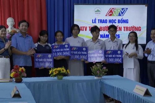 'ATV Tiếp bước đến trường' trao học bổng cho em Huỳnh Tấn Phát