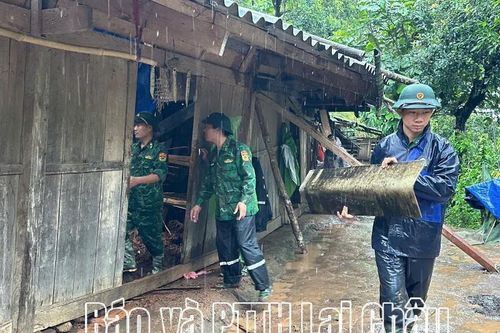 Bộ đội Biên phòng tỉnh giúp nhân dân khắc phục hậu quả mưa lũ