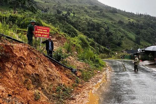 Xã Tả Van cắm 14 biển cảnh báo tại 11 điểm có nguy cơ sạt lở