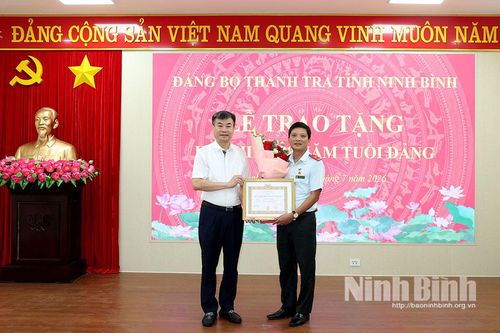 Thanh tra tỉnh trao tặng Huy hiệu Đảng đợt 19/5 và triển khai nhiệm vụ 6 tháng cuối năm 2026