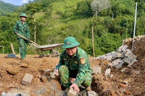 Người cán bộ tận tụy trên công trường vùng biên