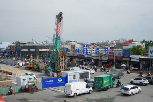 Tấp nập thi công ga ngầm đầu tiên của metro Bến Thành - Tham Lương