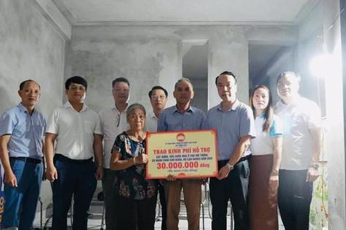 Ủy ban MTTQ Việt Nam xã Thiên Lộc trao kinh phí xây nhà cho hộ cận nghèo