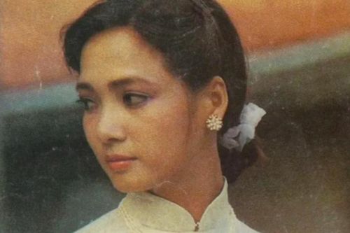 Mỹ nhân Hà thành trẻ nhất được phong NSND, hơn 30 năm hôn nhân chưa mặc váy cưới, hiện sống trong căn nhà thế nào?