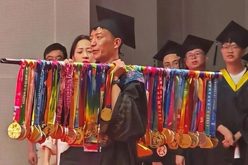 Nam sinh gánh 70 huy chương lên nhận bằng tốt nghiệp