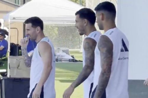 Khoảnh khắc Messi được đồng đội theo sau gây chú ý