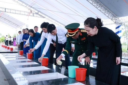 Phó Chủ tịch nước dự Lễ truy điệu và an táng 235 hài cốt liệt sĩ là quân tình nguyện, chuyên gia Việt Nam