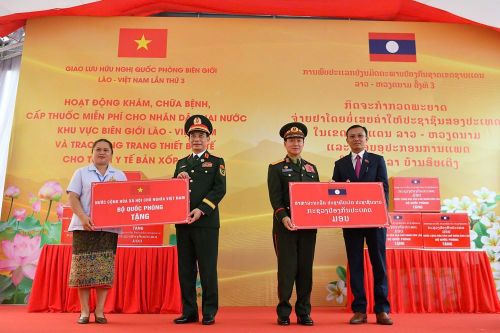 Khám, cấp thuốc miễn phí, tặng sinh kế giúp người dân biên giới Việt Nam - Lào
