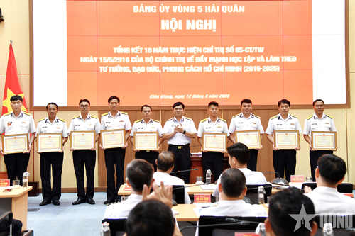 Vùng 5 Hải quân: Xây dựng và củng cố vững chắc 'thế trận lòng dân'