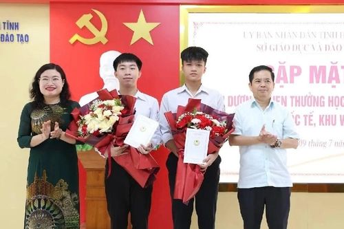 Hà Tĩnh vinh danh 2 học sinh đạt thành tích xuất sắc tại các kỳ thi quốc tế