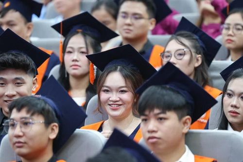 Chủ tịch Hội đồng trường bỏ 'văn mẫu' trong lễ tốt nghiệp Y khoa khóa đầu tiên