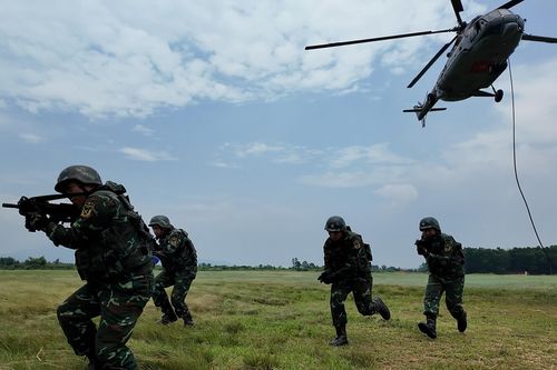 Xem lính đặc công, không quân tác chiến đổ bộ đường không, chiếm lĩnh trận địa