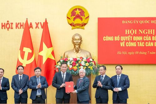 Trao quyết định của Bộ Chính trị về công tác cán bộ